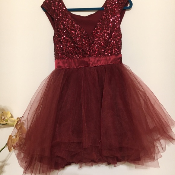Dark red girls dress with sequins - Picture 2 of 2